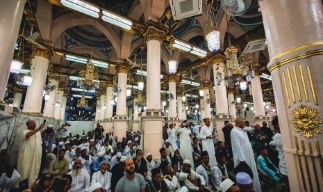 Pengunjung berdoa di raudhah atau taman surga saat berziarah ke makam Nabi Muhammad SAW, Abu Bakar as Siddiq, dan Umar bin Kattab di Masjid Nabawi, Madinah, Arab Saudi, Ahad (23/10/2022). Ziarah makam Nabi Muhammad SAW dan dua sahabatnya tersebut menjadi salah satu aktivitas favorit Umat Islam saat berkunjung di Kota Madinah Al-Munawarah. 81 Juta Jamaah Kunjungi Masjid Nabawi