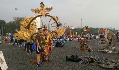 Pengunjung berfoto dengan peserta parade Asian Games 2018 di Monas, Jakarta Pusat, Ahad (13/5) pagi WIB.