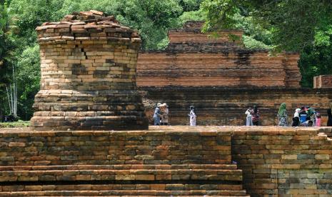 Pengunjung berfoto di Candi Tinggi, Kawasan Cagar Budaya Nasional (KCBN) Muarojambi, Jambi. Menko PMK meminta masyarakat dukung revitalisasi Candi Muaro Jambi.