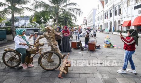 Polisi Berlakukan Malam Bebas Kerumunan di Kota Tua. Pengunjung berfoto di kawasan Kota Tua, Jakarta.