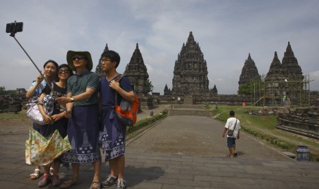 Pengunjung berfoto di kawasan wisata Candi Prambanan, DI Yogyakarta, Jumat (15/1). 