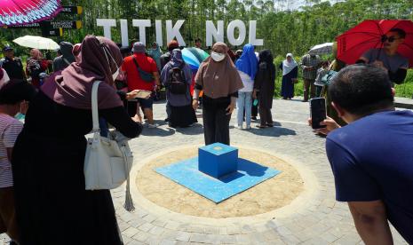 Pengunjung berfoto di lokasi titik nol pembangunan Ibu Kota Nusantara (IKN) di Kota Balikpapan, Kalimantan Timur, Rabu (1/6/2022). Titik Nol IKN menjadi salah satu destinasi wisata yang menyerap perhatian publik usai penyatuan tanah dan air nusantara oleh Presiden Joko Widodo dan 34 Gubernur se-Indonesia pada 14 Maret 2022 lalu.