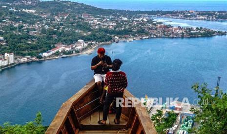 Pengunjung berfoto di replika perahu puncak pemancar Polimak, Kota Jayapura, Papua, Senin (20/9/21). Puncak pemancar polimak dikenal dengan ?Puncak Jayapura City salah satu destinasi wisata untuk melihat panorama Kota Jayapura dan Samudra Pasifik dari ketinggian yang menjadi daya tarik PON Papua kluster Kota Jayapura. 