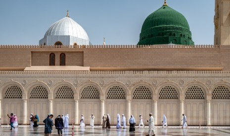 Anjuran dan Larangan Saat di Makam Nabi Muhammad. Foto: Pengunjung berjalan dengan latar kubah hijau yang menjadi lokasi makam Nabi Muhammad SAW, Abu Bakar as Siddiq, dan Umar bin Kattab di Masjid Nabawi, Madinah, Arab Saudi, Senin (6/5/2019). 