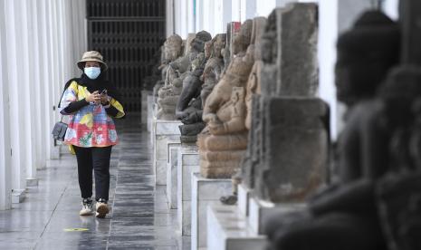 Pengunjung berjalan di dekat deretan arca di Museum Nasional, Jakarta. ilustrasi