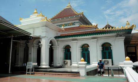 Pengunjung berjalan di kompleks Masjid Sultan Mahmud Badaruddin I Jaya Wikromo atau Masjid Agung Palembang, Sumsel, Selasa (12/4/2022). Masjid ini pertama kali diresmikan pada tahun 1748 dengan menampilkan perpaduan arsitektur Tiongkok, Eropa, dan Nusantara. 10 Ribu Orang Diperkirakan Hadiri Ziarah Kubro di Palembang