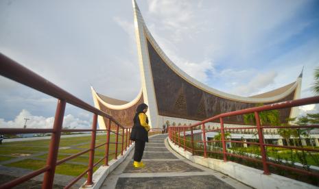 Pemerintah Provinsi Sumatra Barat akan memaksimalkan 77 ajang pariwisata yang telah ditetapkan di Kalender Wisata 2023. (ilustrasi)