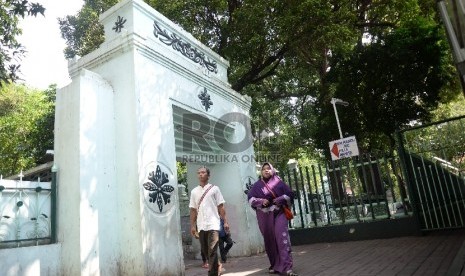 Pengunjung berjalan di sekitar kawasan makam Sunan Ampel ,Surabaya, Jawa Timur, Jumat (10/4).