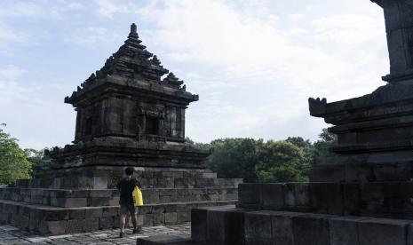 Pengunjung berjalan di situs Candi Barong, Sambisari, Prambanan, Sleman, DI Yogyakarta, Ahad (14/2/2021). Candi bercorak Hindu yang terletak di atas perbukitan Prambanan tersebut dibangun sekitar abad IX masa kerajaan Medang dan menjadi salah satu destinasi wisata sejarah tentang keberadaan sejumlah situs cagar budaya di Yogyakarta. 