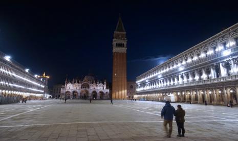 Pengunjung berjalan di St Mark