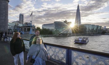 Pengunjung berjalan melintasi Tower Bridge di London, Inggris, Ahad (2/10/2022). Tower Bridge yang membentang di atas Sungai Thames merupakan salah satu ikon kota London yang menjadi tujuan wisatawan lokal maupun mancanegara. 