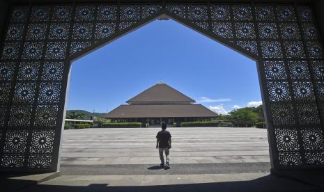 Pengunjung berjalan menuju Masjid Nurul Bilad (cahaya bangsa-bangsa) di KEK Pariwisata Mandalika, Desa Kuta, Kecamatan Pujut, Praya, Lombok Tengah, NTB, Rabu (13/4/2022). Selain sebagai tempat ibadah, masjid berkapasitas 1.500 jamaah tersebut menjadi destinasi wisata religi favorit di KEK Mandalika karena memiliki arsitektur yang unik terinspirasi dari masjid kuno Bayan Lombok Utara .