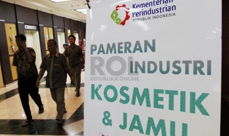 Pengunjung berjalan saat pameran industri kosmetik dan jamu di Kementerian Perindustrian, Jakarta, Selasa (26/8)