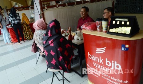 Pengunjung berkonsultasi dengan petugas bank di stan Bank BJB Syariah pada acara Muhasabah Akhir Tahun Republika 2018, di Selasar Masjid Pusdai, Kota Bandung, Senin (31/12).