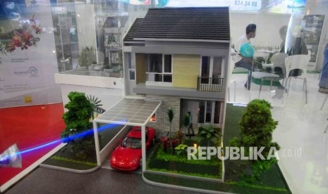 Pengunjung berkonsultasi harga rumah dan properti saat pameran properti PT Bank Tabungan Negara (BTN) di Jakarta Convention Center (JCC), Jakarta, Ahad (14/8). (Republika/Agung Supriyanto)