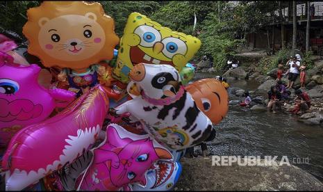 Pengunjung bermain di Sungai Cireong, Desa Sukaresik, Kecamatan Sindangkasih, Kabupaten Ciamis, Jawa Barat, Kamis (11/3/2021). Para pengunjung mengisi libur Isra Miraj dengan mengunjungi wisata alam Cireong yang dikelola Badan Usaha Milik Desa (BUMDes) dan Karang Taruna setempat, yang menyuguhkan daya tarik air sungai yang masih jernih dari kaki Gunung Sawal dan hamparan bebatuan besar. 