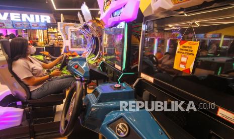 Pengunjung bermain di Timezone, Mall Margocity, Depok, Jawa Barat, Kamis (21/10/2021). Pemerintah Kota Depok mengizinkan wahana permainan anak di dalam mal dibuka kembali dengan menerapkan protokol kesehatan serta pembatasan pengunjung seiring diterapkannya PPKM Level 2. 