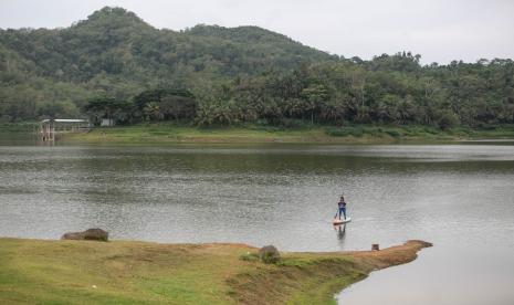 Pengunjung bermain papan stand up paddle di Waduk Sermo, Kulon Progo, DI Yogyakarta, Senin (8/11/2021).