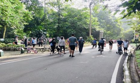 Pengunjung berolahraga di Kebun Raya Bogor, Ahad (17/10). 