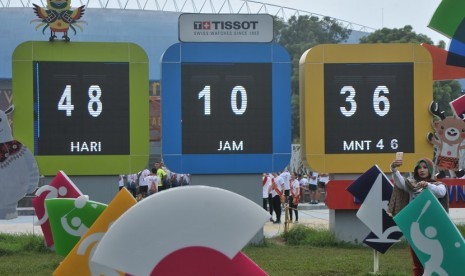 Pengunjung berswafoto di antara layar hitung mundur yang terpasang di Jakabaring Sport City (JSC) Palembang, Sumsel