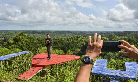 Pengunjung berswafoto di Kawasan Wisata Pepedan Hill, Desa Wisata Selasari, Kabupaten Pangandaran, Jawa Barat, Sabtu (8/5/2021). Desa Wisata Selasari yang dikelola mandiri oleh pemerintah desa dan melibatkan Lembaga Masyarakat Desa (LMD) tersebut menawarkan paket wisata menjelajah desa yang menyuguhkan panorama di destinasi wisata seperti Pepedan Hill,?Wisata Goa Sutra Reregan, Santirah River Tubing, Wonder Hill Jojogan, Sinjang Lawang, Goa Lanang dan kampung madu.