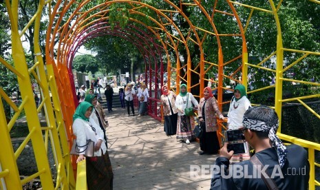 Pengunjung berswafoto di Taman Alun-alun Regol, Jalan Pasirluyu Selatan, Kelurahan Pasirluyu, Kecamatan Regol, Kota Bandung, Rabu (7/2).