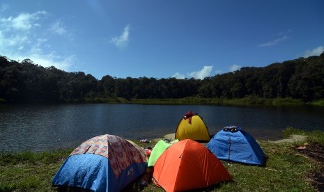 Pengunjung bertenda di kawasan ekowisata Danau Tambing yang masuk kawasan Taman Nasional Lore Lindu (TNLL) di Desa Sedoa, Lore Utara, Poso, Sulawesi Tengah.