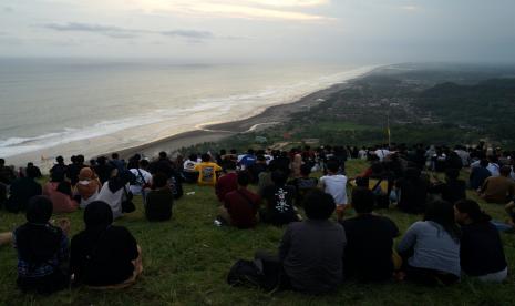 Pengunjung berwisata di Bukit Paralayang Watugupit, Giricahyo, Purwosari, Gunung Kidul, D.I Yogyakarta, Rabu (4/5/2022). Watugupit dengan panorama garis Pantai Selatan dari ketinggian tersebut merupakan salah satu destinasi wisata alam andalan di Kabupaten Gunung Kidul.