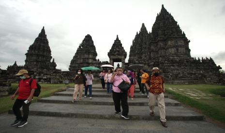 Pengunjung berwisata di Candi Prambanan, Sleman, D I Yogyakarta, Sabtu (8/10/2022). Candi Prambanan yang dibangun sekitar pertengahan abad ke-9 Masehi dan merupakan candi Hindu terbesar di Indonesia itu merupakan salah satu destinasi wisata arsitektur dan sejarah yang favorit dikunjungi oleh wisatawan domestik maupun mancanegara. 