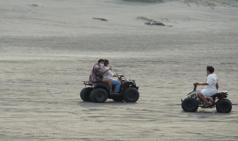 Pengunjung berwisata di Gumuk Pasir, Parangkusumo, Bantul, D.I Yogyakarta, Rabu (4/5/2022). Gumuk Pasir yang berada di pesisir selatan Yogyakarta tersebut merupakan salah satu destinasi wisata alam favorit di Kabupaten Bantul.