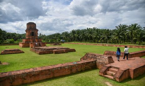 Pengunjung berwisata di Kawasan Candi Bahal, Portibi, Padang Lawas Utara (Paluta), Sumatera Utara, Kamis (13/10/2022). Candi Bahal yang dibangun sekitar abad ke-11 Masehi tersebut menjadi salah satu cagar budaya di Sumatera Utara dan merupakan peninggalan zaman keemasan Kerajaan Sriwijaya. 