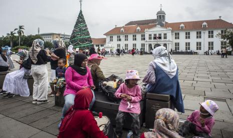 Pengunjung berwisata di Museum Sejarah Jakarta, kompleks Kota Tua, Jakarta, Kamis (30/12/2021). Pemerintah Kota Jakarta Barat akan menutup Kawasan Kota Tua saat malam Tahun Baru 2022 pada 31 Desember 2021 hingga 1 Januari 2022 guna mencegah keramaian pada saat malam pergantian tahun untuk menekan penyebaran COVID-19.