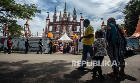 Pengunjung TMII pada Liburan Natal 15 Ribu Orang. Pengunjung berwisata di Taman Mini Indonesia Indah (TMII), Jakarta, Ahad (26/12/2021). TMII menjadi tempat wisata alternatif bagi warga Jakarta dan sekitarnya pada libur Natal 2021 dan tahun baru 2022. 