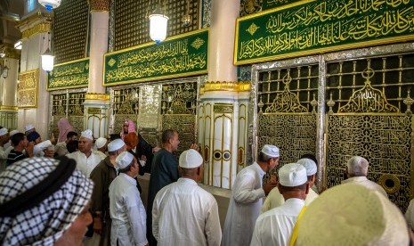 Pengunjung berziarah di depan makam Nabi Muhammad SAW, Abu Bakar as Siddiq, dan Umar bin Khattab di Masjid Nabawi, Madinah, Arab Saudi, Senin (6/5/2019). Adab Ziarah ke Makam Rasulullah di Madinah