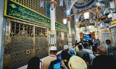 Pengunjung berziarah ke makam Nabi Muhammad SAW, Abu Bakar as Siddiq, dan Umar bin Kattab di Masjid Nabawi, Madinah, Arab Saudi, Ahad (23/10/2022). Arab Saudi Pasang Pagar Kuningan Lapis Emas di Sekitar Makam Nabi Muhammad SAW