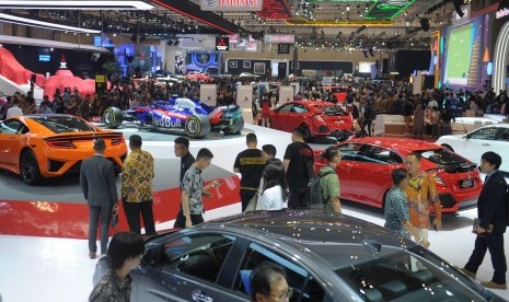 dokumentasi: Pengunjung dan undangan memadati area pameran pada pembukaan pameran otomotif Gaikindo Indonesia International Auto Show (GIIAS) ke-27 tahun 2019 di ICE BSD, Tangerang Selatan, Banten, Kamis (18/7/2019).