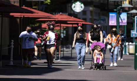 Pengunjung di Disneyland California, Amerika, tampak mengenakan masker.