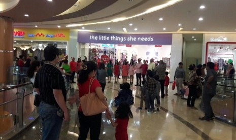 Pengunjung di mal grand Metro Kota Bekasi