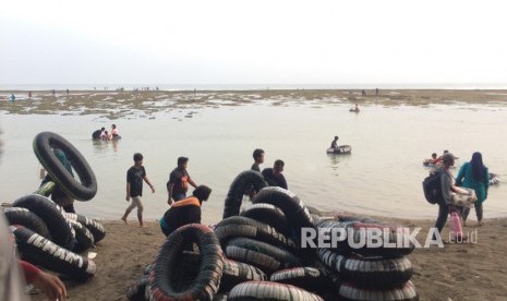 Pengunjung di Pantai Sindangkerta yang terletak di Desa Sindangkerta, Kecamatan Cipatujah, Kabupaten Tasikmalaya, 