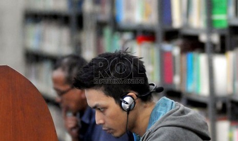 Pengunjung di Perpustakaan Masjid Istiqlal, Jakarta, Selasa (23/7).    (Republika/Prayogi)