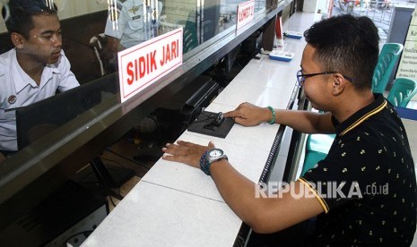 Pengunjung diambil sidik jari dengan menggunakan teknologi digital di Lembaga Pemasyarakatan (Lapas) Kelas II A Sidoarjo, Jawa Timur