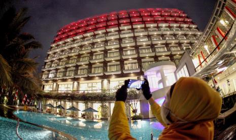 Pengunjung hotel memotret hotel dengan tema merah putih di The Hotel 101, Kota Bogor, Jawa Barat.