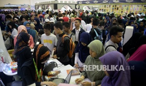 Pengunjung IBF 2017: Pengunjung memadati stan buku di Pameran Islamic Book Fair (IBF) 2017 di JCC, Sabtu (6/6).