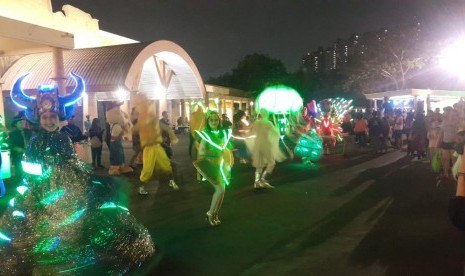 Pengunjung ikut menyusuri kawasan Dunia Fantasi (Dufan) bersama dengan Parade Elektrik di Taman Jaya Impian Ancol, Jakarta Utara (30/8). Parade tersebut sekaligus membuka rangkaian acara perayaan ulang tahun ke-34 Dufan.