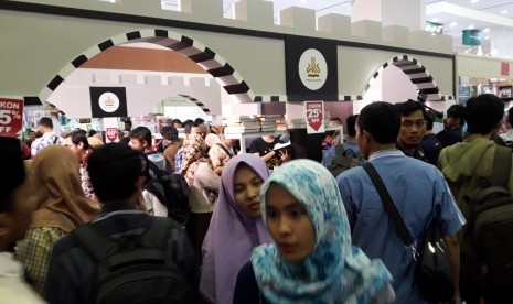 Pengunjung Islamic Book Fair (IBF) 2017 sejak hari pertama membludak.