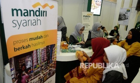 Pengunjung Islamic Book Fair (IBF) 2017 tengah mengisi aplikasi pembukaan rekening di booth Bank Syariah Mandiri (BSM) di IBF JCC Senayan, Jakarta, Kamis (4/5). 