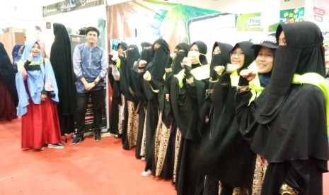 Pengunjung Islamic Book Fair (IBF) ke-19 di Jakarta Convention Center (JCC), Jakarta, tak hanya dimanjakan dengan beragam judul buku yang dijual di lokasi pameran. Pojok tahfiz yang dikelola Yayasan Askar Kauny (YAK) di stan no 231 rupanya menjadi pusat perhatian pengunjung. Di pojok tahfiz, Askar  Kauny menerjunkan puluhan santri dan guru tahfiz, untuk membantu pengunjung belajar Alquran.