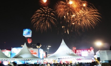 Pengunjung Jakarta Fair Kemayoran 2017 menyaksikan kembang api pada acara peresmian pembukaan Jakarta Fair Kemayoran 2017, Rabu (14/6) malam.