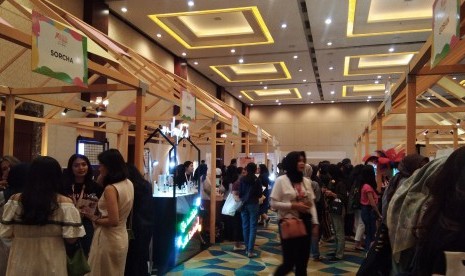 Pengunjung Jakarta x Beauty 2019 di Senayan City, Jakarta.