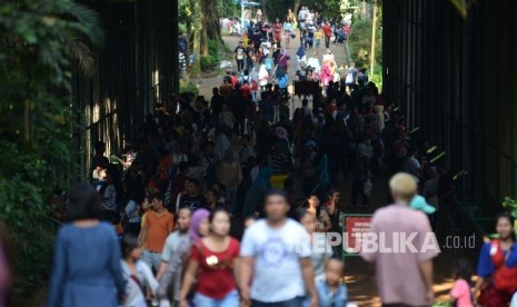 Pengunjung Kebun Binatang Ragunan, Jaksel.